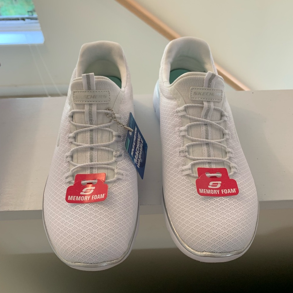 Skechers, gym shoes. - Picture 4 of 6